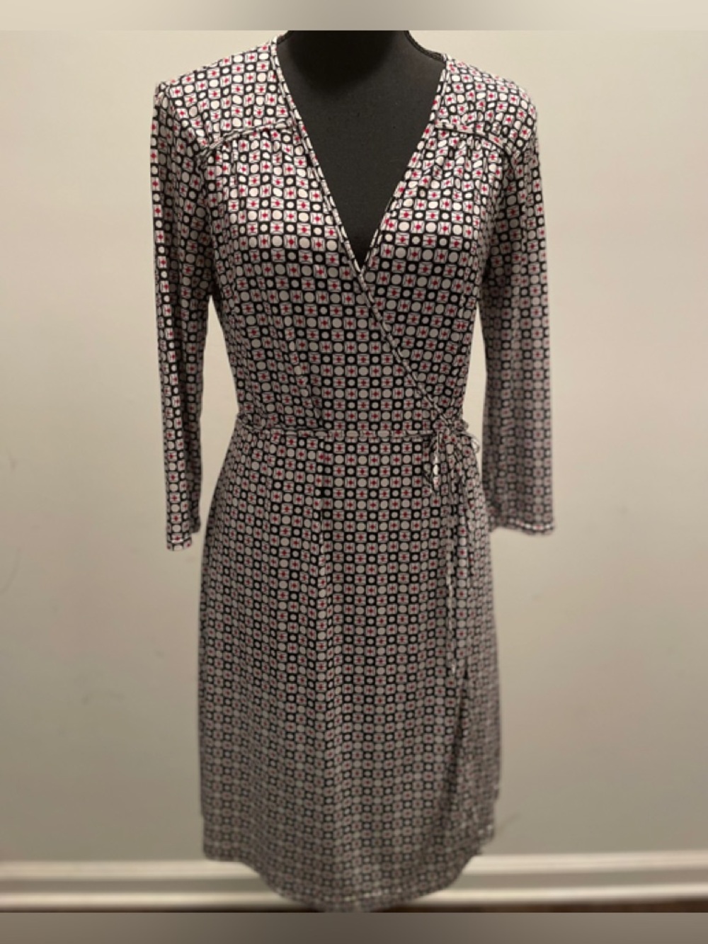 George Wrap Dress Size 4 Black Red Geometric Print Classic Timeless Adaptable